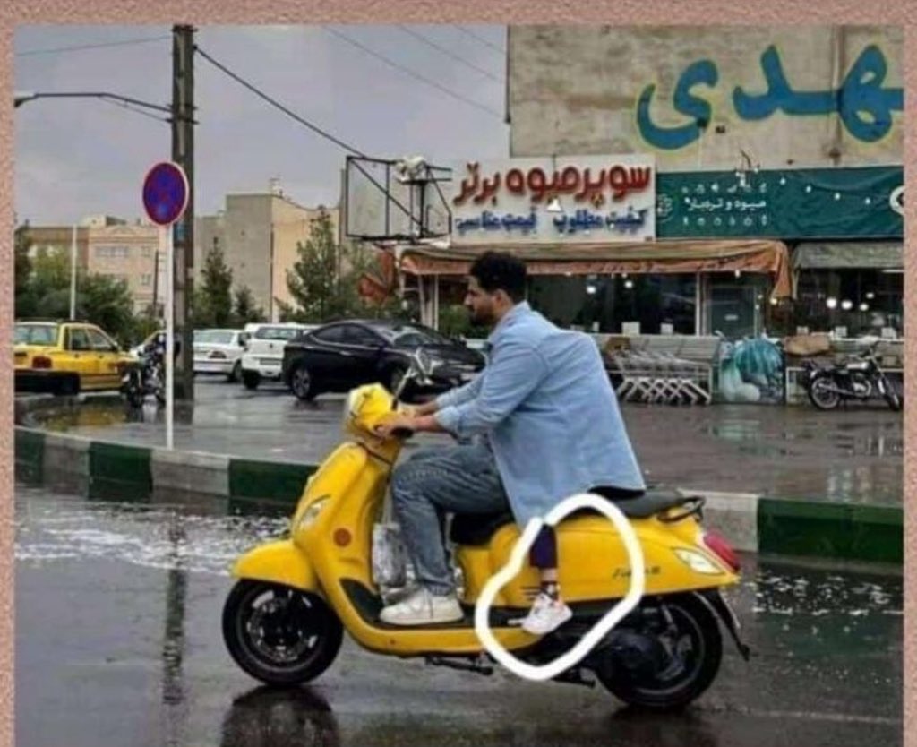 قد لا ترى ما يبذله لك ، لكن تأكد أنه يبذل كل شي لأجلك …
ويضحي بما يملك لك ، يجوع لتشبع ، ويتعرض للخطر لأجلك إنه الوالد ، أوسط أبواب الجنة ،
مَن برُّه سعادة وطاعة وسبب من أسباب الجنة ، وعقوقه من أعظم أسباب دخول النار ،
بروا آباءكم تبركم أبناؤكم ،
لا تنسيكم الدنيا ولا تشغلكم عنهم