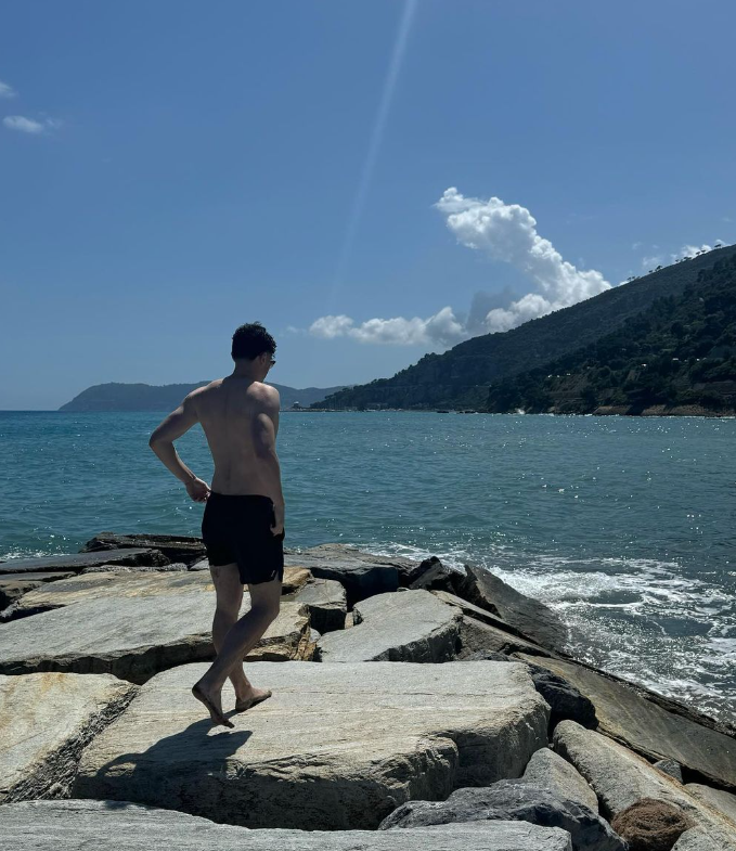 I went from selling burgers at McDonalds to closing $5M+ in high ticket sales in 3 years

most people have no idea you can reverse engineer the habits &amp; systems to build a $10K+/month life in under 90 days

just made a full breakdown of the exact high-performance system i used to