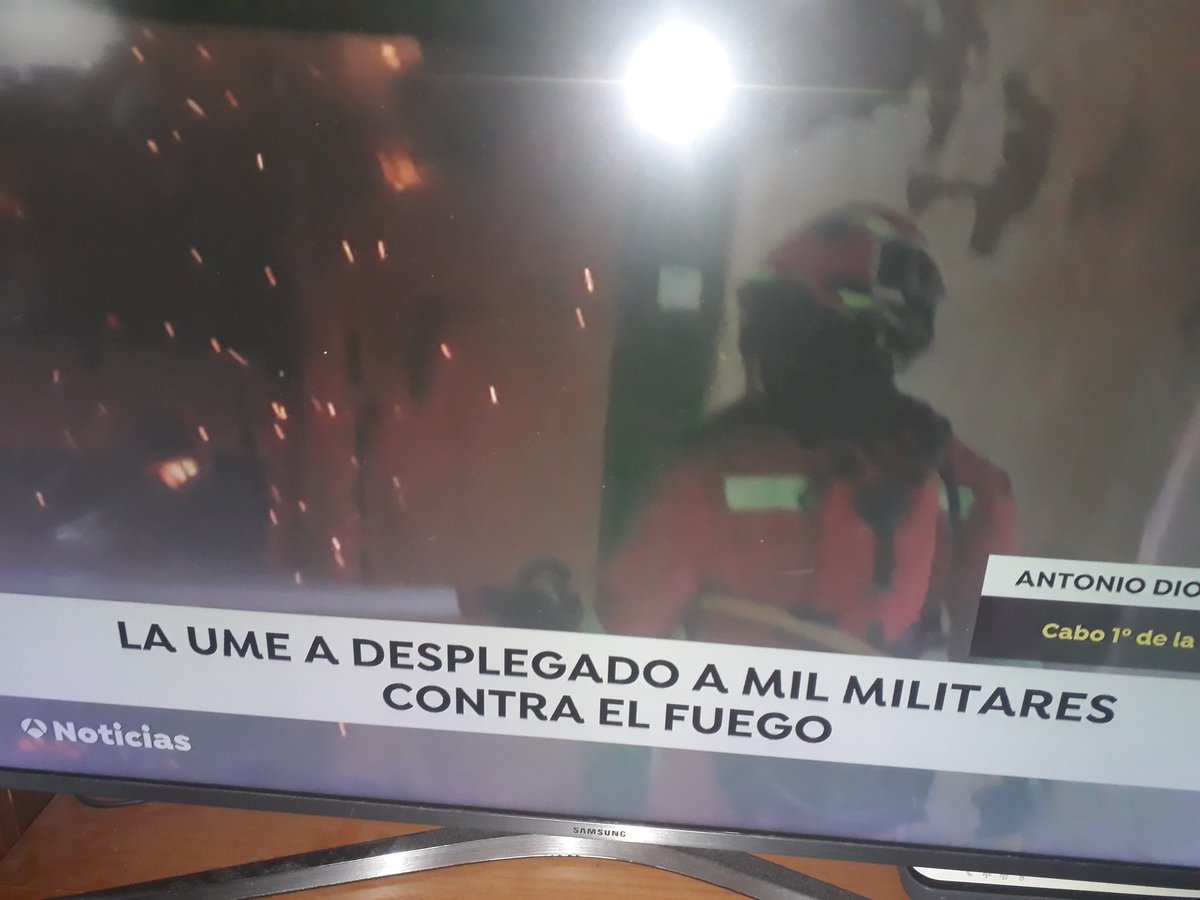 Mrsambo92's tweet photo. Me parto con el de los letreros de Antena 3. Les falta una hache,  se ve que alguien se da cuenta y "corrigen". A la tercera fue la vencida jajajaja https://t.co/MH2jW7dkb6