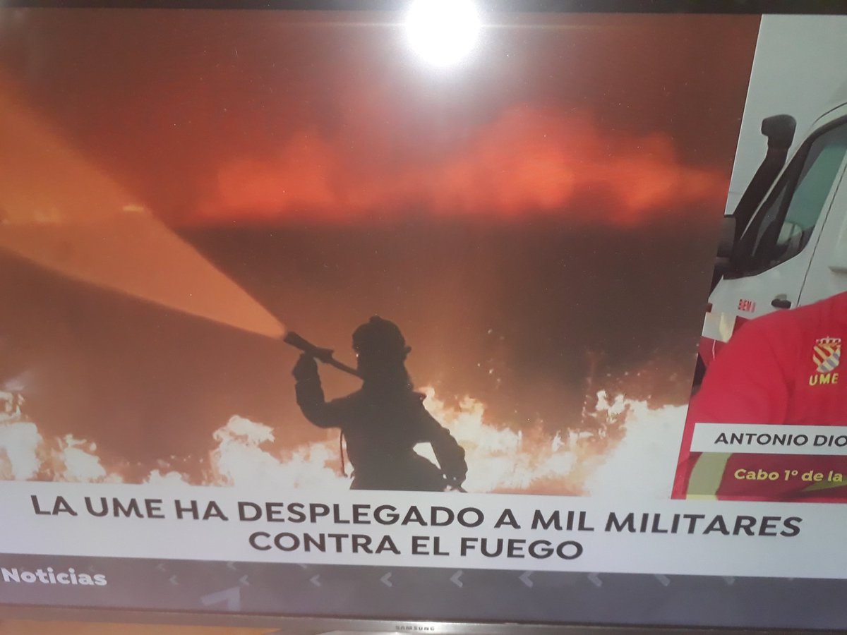 Mrsambo92's tweet photo. Me parto con el de los letreros de Antena 3. Les falta una hache,  se ve que alguien se da cuenta y "corrigen". A la tercera fue la vencida jajajaja https://t.co/MH2jW7dkb6
