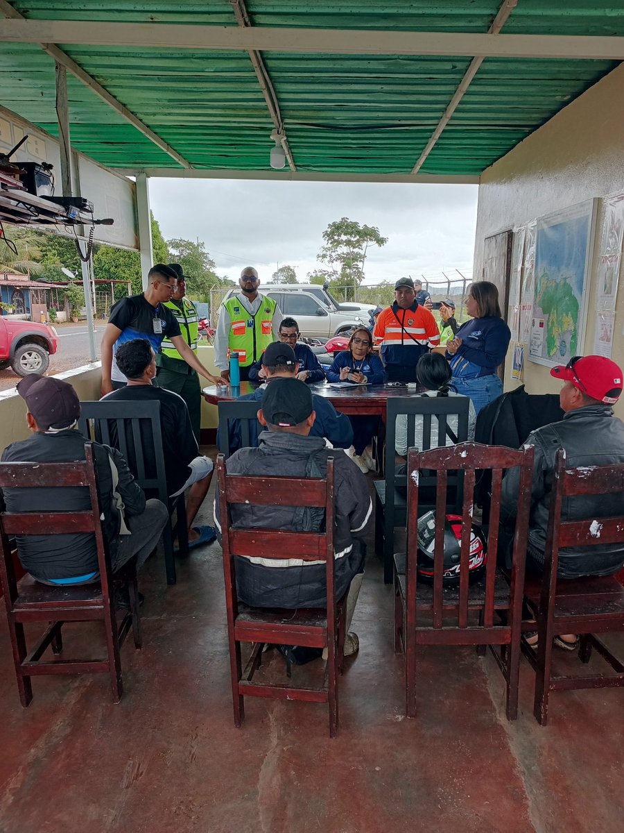 InttStaelena3ge's tweet photo. Trabajadores del INTT, Santa Elena de Uairén junto al Ministerio Público, GNB, CPNB, realizaron charla de educación vial, con el fin de reducir los accidentes de tránsito, https://t.co/rMvkBaPxqq