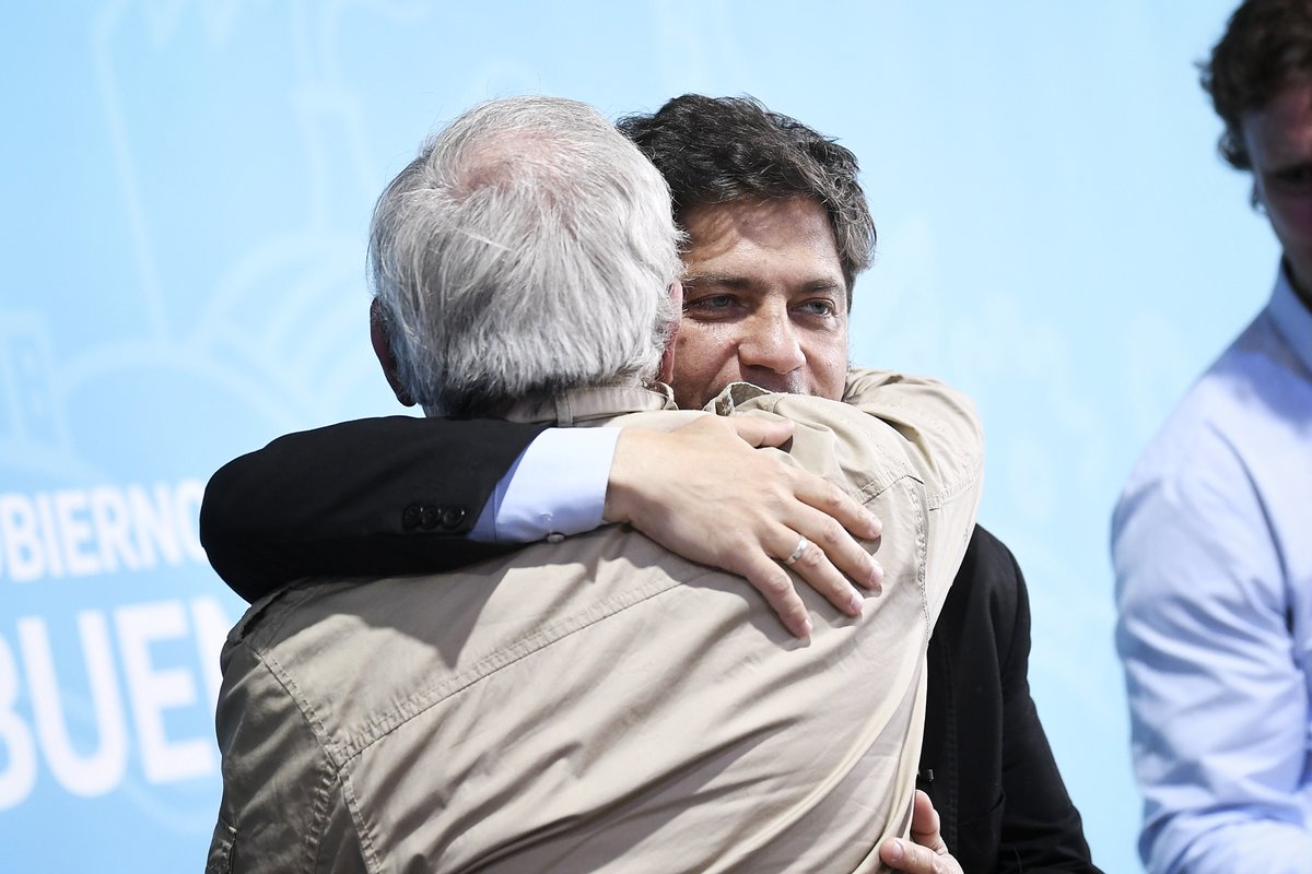 Axel Kicillof (@kicillofok) on Twitter photo Con la boleta de <a href="/fuerzapatriaok/">Fuerza Patria 🇦🇷</a> tenemos la gran oportunidad de ponerle un freno a este modelo. Defendemos el municipio, defendamos la salud y la educación pública, estas viviendas y todo lo que nos falta.
#7S #FuerzaPatria Con la boleta de <a href="/fuerzapatriaok/">Fuerza Patria 🇦🇷</a> tenemos la gran oportunidad de ponerle un freno a este modelo. Defendemos el municipio, defendamos la salud y la educación pública, estas viviendas y todo lo que nos falta.
#7S #FuerzaPatria