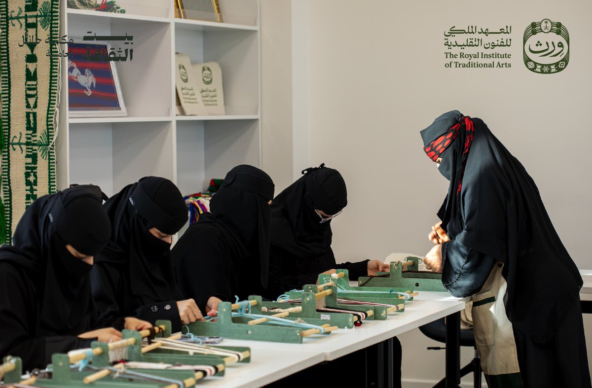 SuzanAlyahya's tweet photo. بين أروقة #بيت_الثقافة في حائل 🇸🇦

انتهت ورش عمل #وِرث في 3 فنون تقليديّة، لكن أثرها باقٍ؛ بين مهارات تُصان، وحكايات تُروى.

#عام_الحرف_اليدوية_202 https://t.co/dO1KRqRUWI