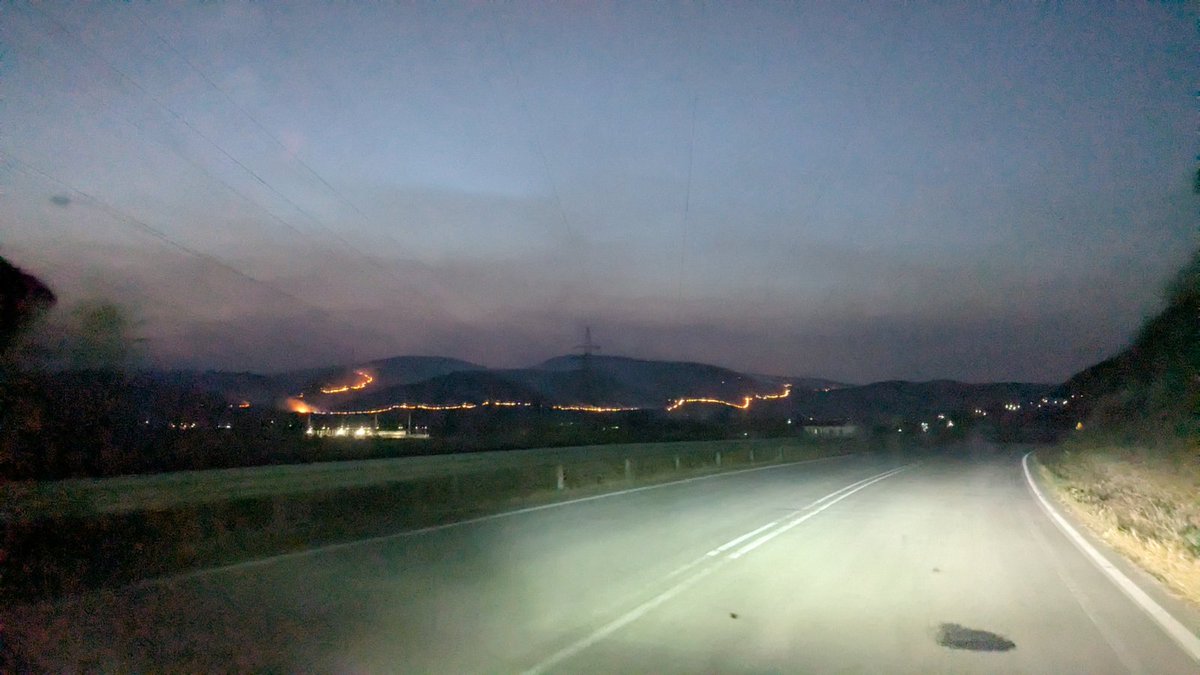 IdafkHellas's tweet photo. Καμπή Άρτας - Πρέβεζα!! Η φωτιά έχει περάσει Κεράσοβο Κουκλέσι  και προχωράει! Βίντεο και φωτογραφία από τους Αντιπροέδρους του ΙΔΑΦΚ Vasiliki Lolou Κοτσίρης Κωνσταντίνος που βρίσκονται στην περιοχή. https://t.co/SaJO66QNqw
