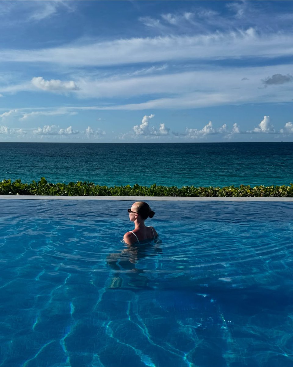 The Ocean Pool is summer distilled, with salty air, slow hours, and nothing but blue hues in every direction.

📷photo by: <a href="/agnieszka_zajac/">Agnieszka Zając</a>

#FourSeasons