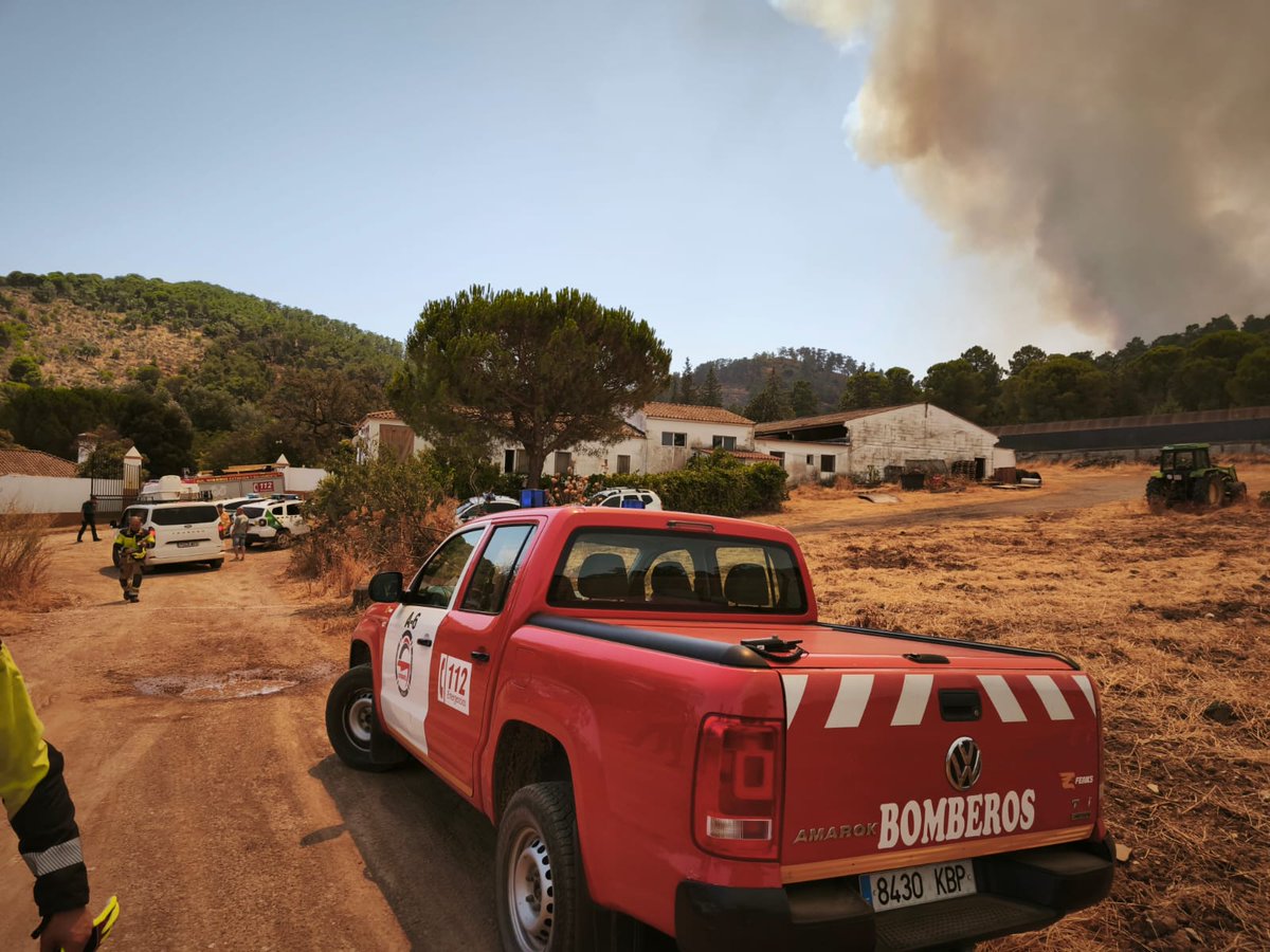 El fuego vuelve a castigar a la provincia de #Huelva  y, por segundo día consecutivo, se ha movilizado al Parque de #Jabugo para hacer frente a un nuevo #incendio  declarado esta tarde en #Aroche, en el que trabaja  <a href="/planinfoca/">Infoca</a> .