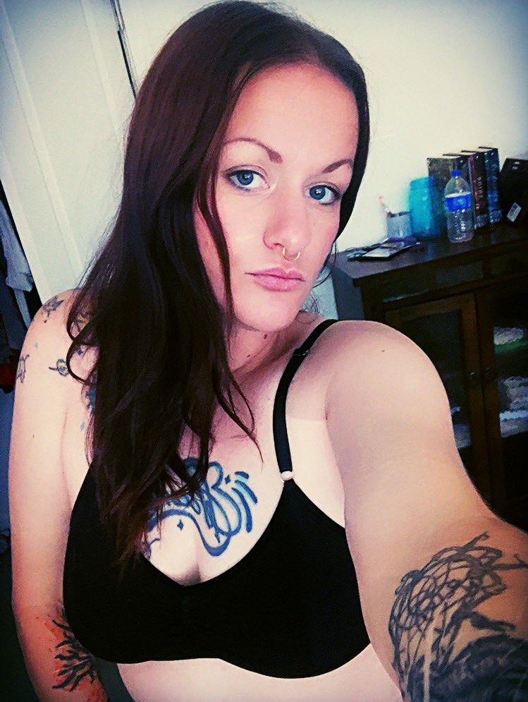 Lindz_yep's tweet photo. Happy Hump Day bby 💋 come fuck around with me 🥹👇🏻

https://t.co/fsu8ElUTeB https://t.co/AU79RfP7Sl