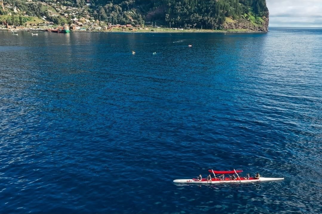Dado que recientemente la Escuela Naval tuvo un viaje de instrucción a la isla Robinson Crusoe, aprovecharon de llevar un V6 (Va'a o canotaje polinésico).

Si bien la isla está a 600km de Valparaíso y no fue poblada por polinésicos, si es importante desarrollar este deporte.