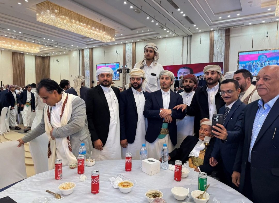 وجود الـ كوكا كولا على الطاولة سيشرح لكم لماذا اليمن وصنعاء كنست ونظفت البلاد من هاؤلاء الدنق.