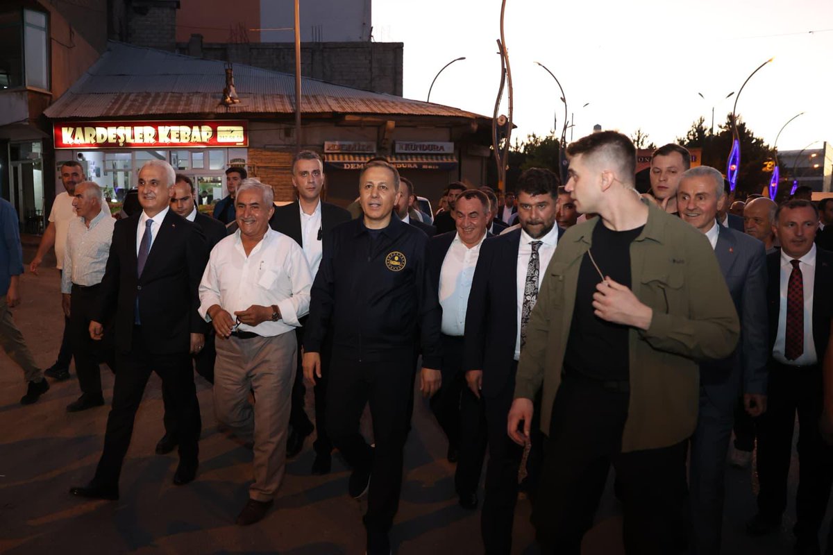 T.C. Muş Valiliği (@tcmusvaliligi) on Twitter photo Valimiz Sayın <a href="/Valiavnicakir/">Avni Çakır</a>, İçişleri Bakanımız Sayın Ali Yerlikaya ile birlikte eski Postane Caddesindeki esnafımızı ziyaret etti.
Esnafımızla sohbet ederek hayırlı ve bol kazançlar dileyen Sayın Bakanımız, daha sonra vatandaşlarımızla çay ocağında bir araya geldi.#Muş Valimiz Sayın <a href="/Valiavnicakir/">Avni Çakır</a>, İçişleri Bakanımız Sayın Ali Yerlikaya ile birlikte eski Postane Caddesindeki esnafımızı ziyaret etti.
Esnafımızla sohbet ederek hayırlı ve bol kazançlar dileyen Sayın Bakanımız, daha sonra vatandaşlarımızla çay ocağında bir araya geldi.#Muş