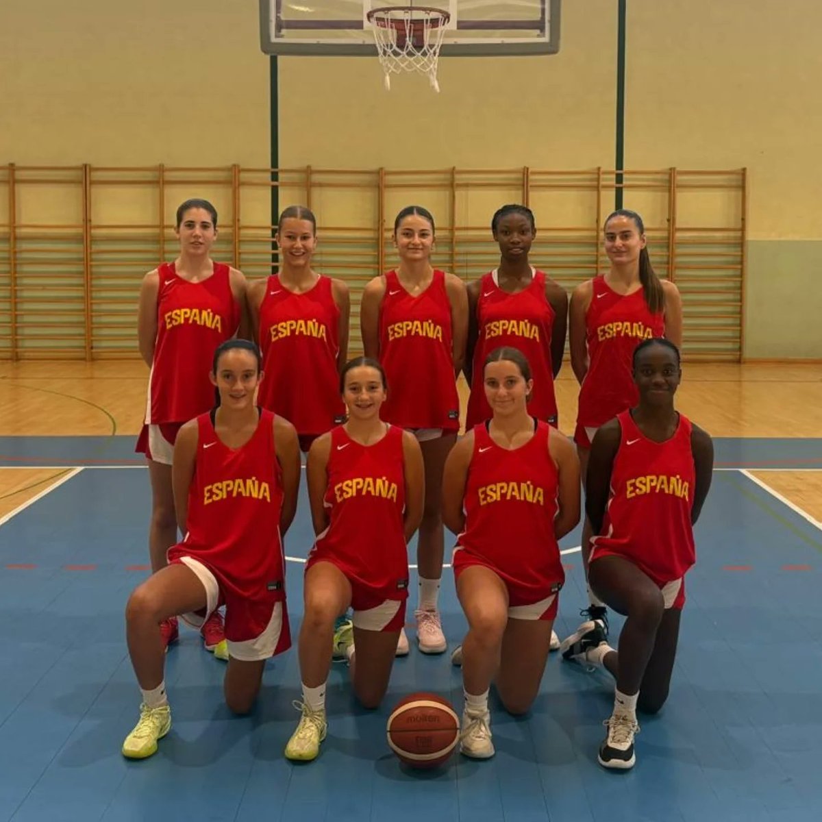 Cantera_Basket's tweet photo. 📸 SELECCIÓN #U14F 🏀🇪🇸
✅️ Bases
✅️ Aleros
✅️ Pívots
#SomosEquipo https://t.co/yE1Nz5sFRY