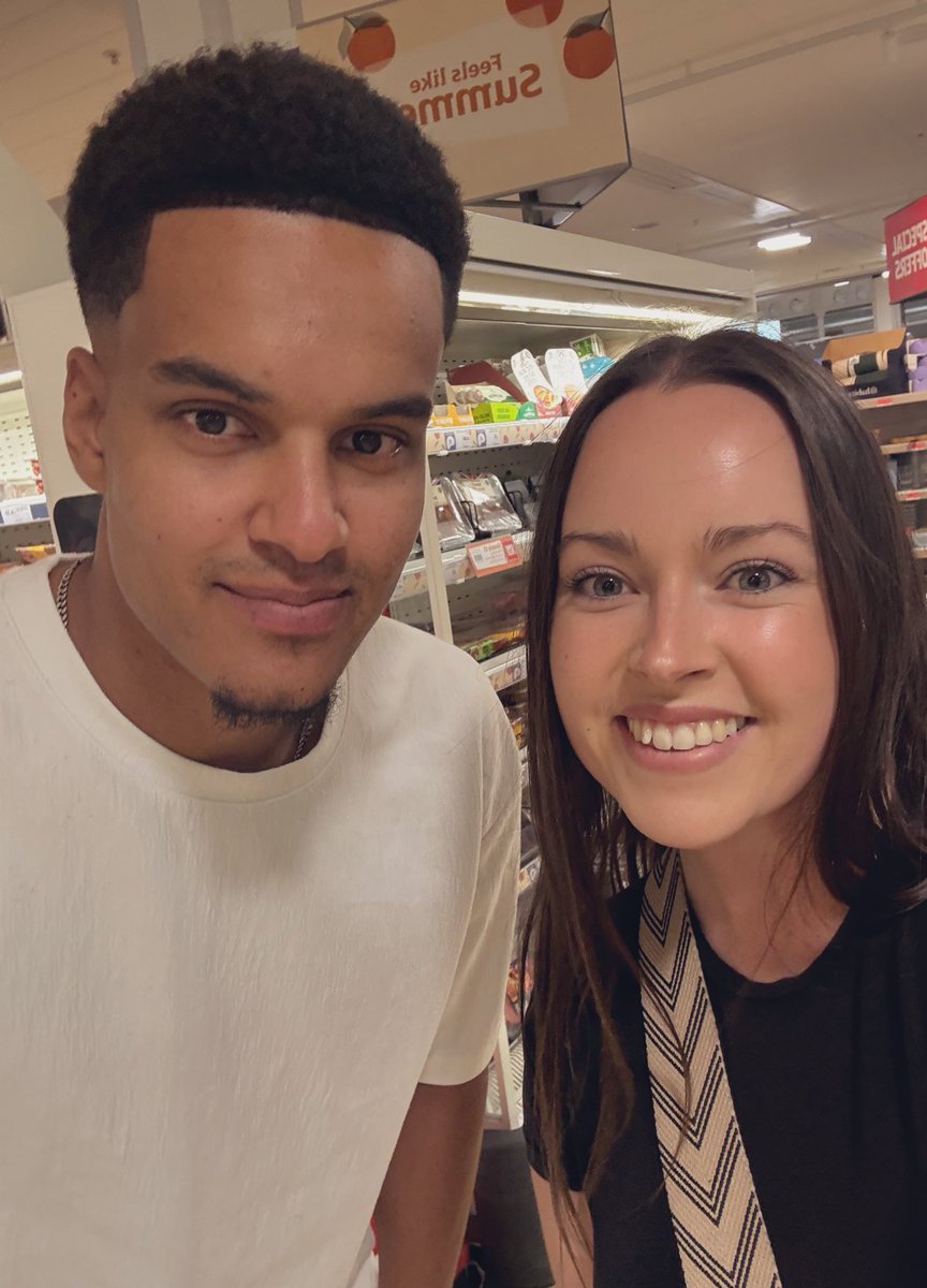 Look who happened to be shopping at the same time as me 👀

I asked him about his knee and he said its getting better and he’s looking forward to getting back on the pitch🩵 ⚽️ #pusb