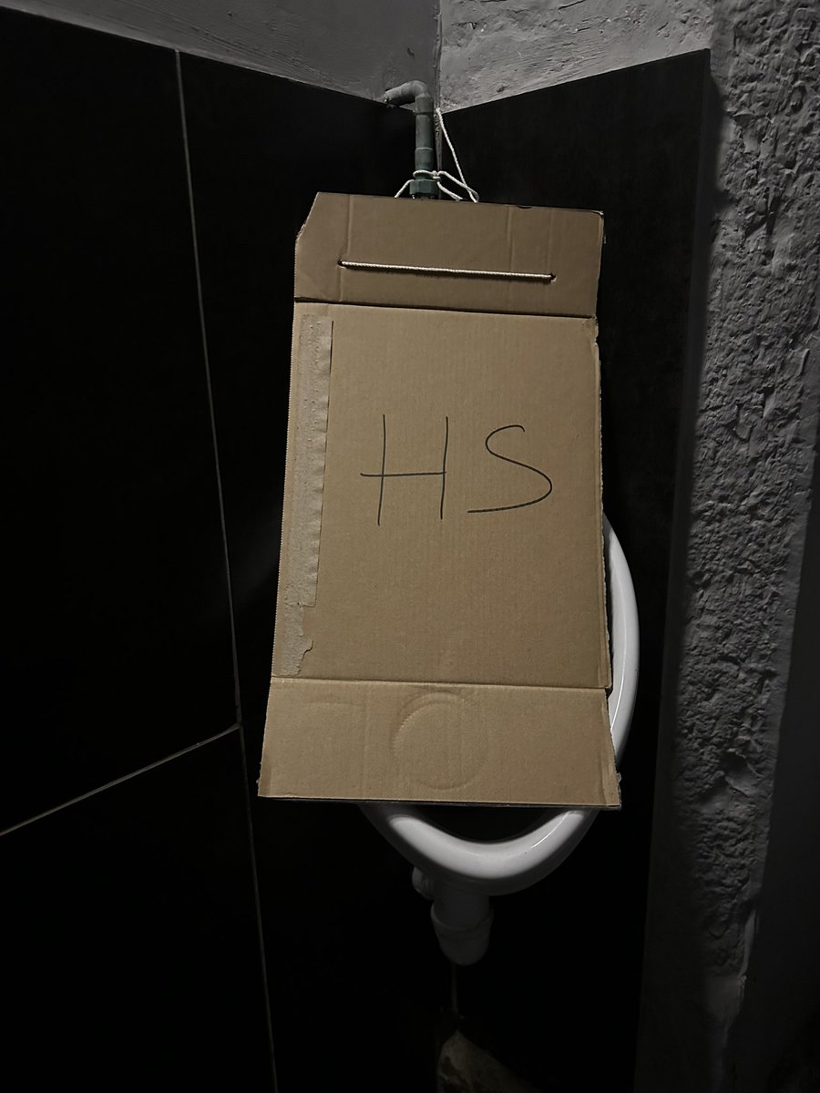 Vado alla toilette.
In Francia.
Ed ecco l’illuminazione!
Ho capito perché le Ferrovie Italiane si abbreviano FS !!