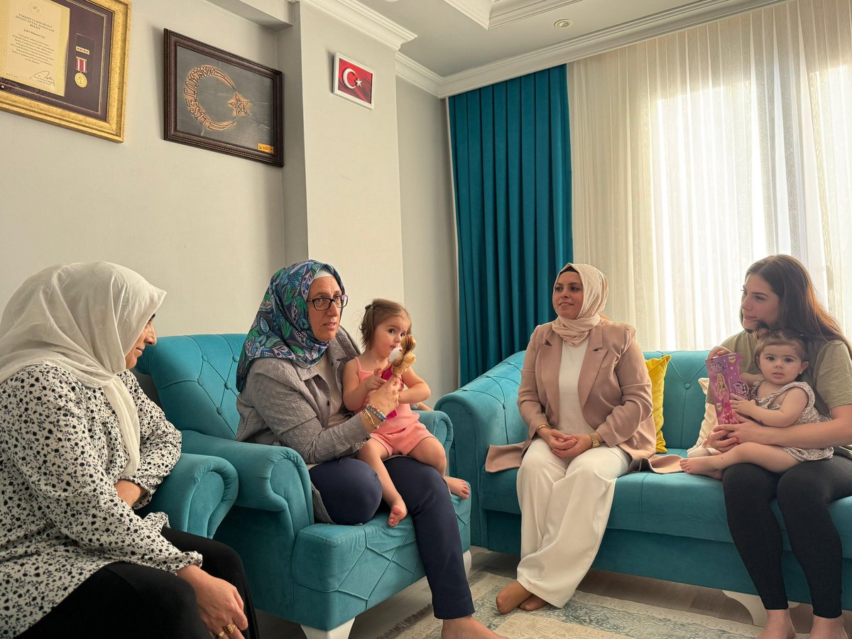 15 Temmuz şehidimiz Mahmut Eşit’in kıymetli ailesini ziyaret ettik.
Vatanı, bayrağı ve milleti için gözünü kırpmadan şehadete yürüyen kahramanımızı rahmet, minnet ve dualarla yâd ediyoruz.

Şehitlerimizin emaneti emanetimizdir.
Bu aziz millet, 15 Temmuz’da olduğu gibi bugün de