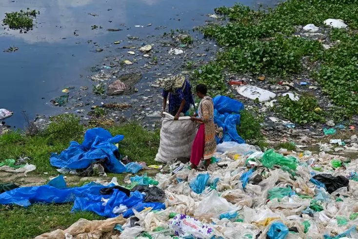 As #PlasticsTreaty talks near the end in Geneva, we urge countries &amp; orgs blocking progress: put our children’s future first. 🌍

Everyone has the right to a clean, healthy &amp; sustainable environment. Act now ! #CutPlastic for people &amp; planet. ♻️
📸Munir Uz Zaman/ AFP #inc5_2