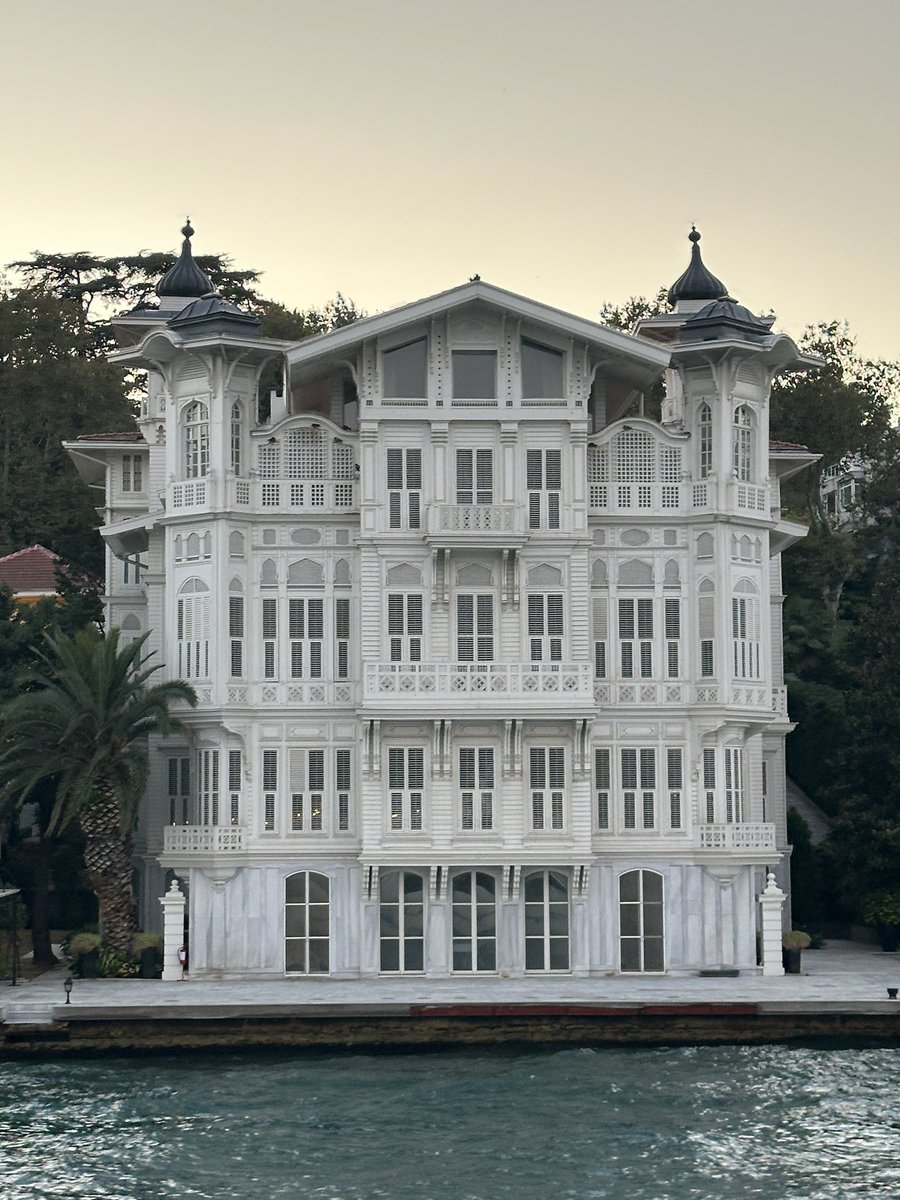 Boğazın mimari zarafetine bu silüet uymadı ! #boğaziçi