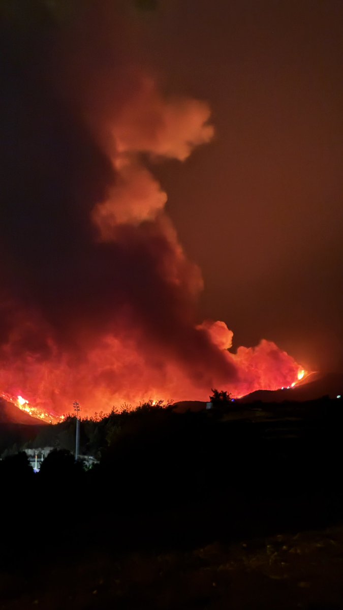 nocontextsilifk's tweet image. Yangının Silifke merkezden anlık görünüşü. Rüzgar şiddetini arttırdı. Dışarıda cehennem sıcağı var. Ne orman ne ağaç kaldı. Memleketimiz yanıyor!!!
#silifkeyanıyor