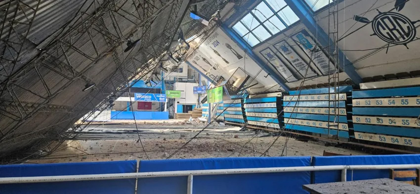 Se derrumbó el techo del estadio del Club de Regatas Corrientes.

bit.ly/4lmKsmB