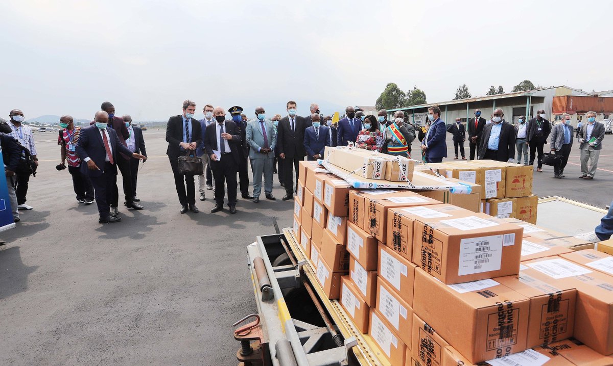 Pambazuka_News's tweet image. 🔥In "Commemorating Live #Aid: #Celebrity #Humanitarianism and the Failure of #Western Aid,"
@MalangwaNgole contests the celebration of ‘aid pushers’ and their complicity with extractive #capitalism that impoverishes the people they purport to save.
📍See: tinyurl.com/PZ-Live-Aid