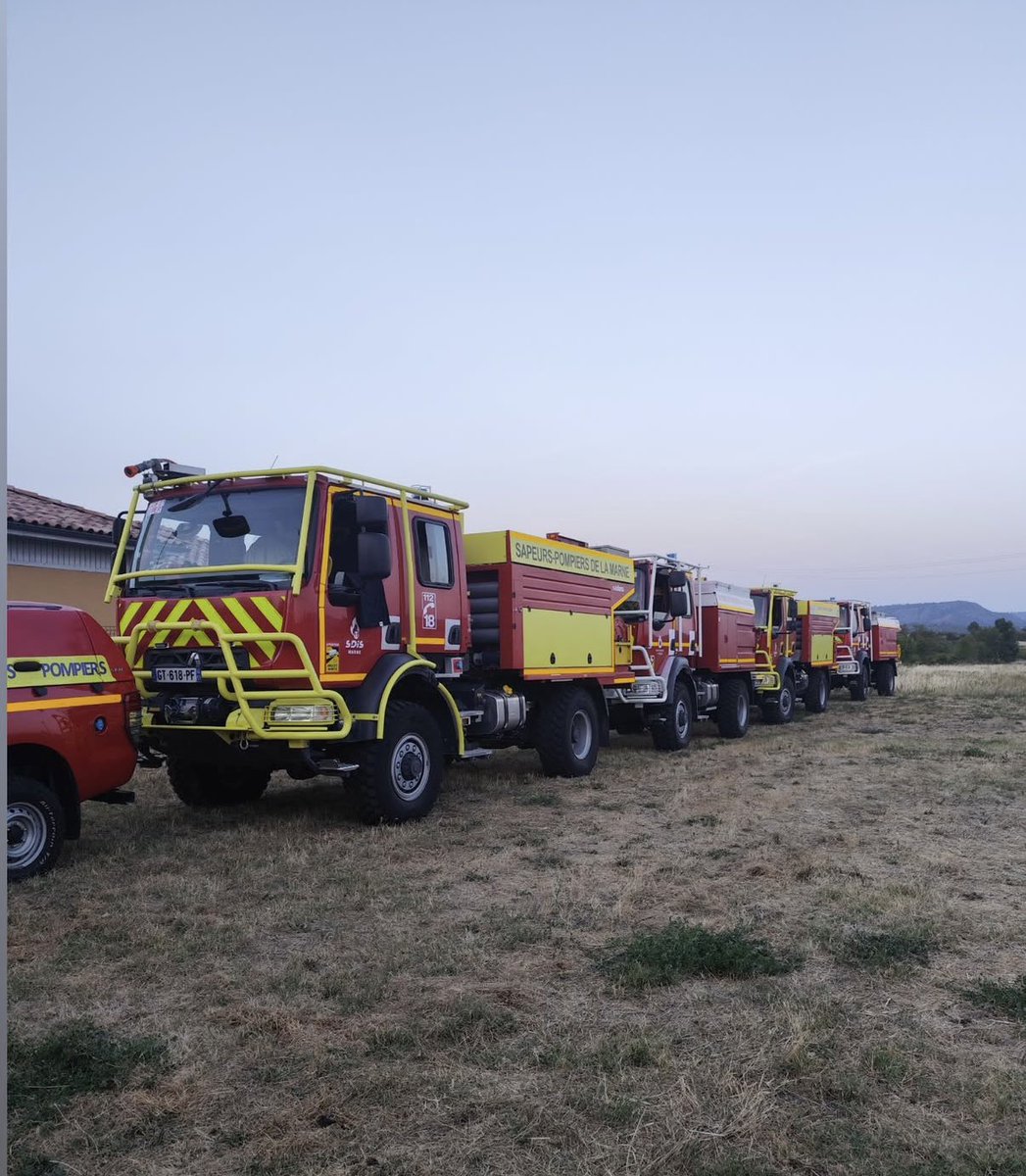 SDIS51's tweet photo. 🔥 Depuis 5 jours, les sapeurs-pompiers alternent entre travail de jour et de nuit. Ils réalisent diverses missions : surveillance, traitement des lisières et des différents points chauds sur le secteur, appuyés par les hélicoptères bombardier d’eau (HBE).

2/3💬⤵️ https://t.co/uxHAiKUj3n