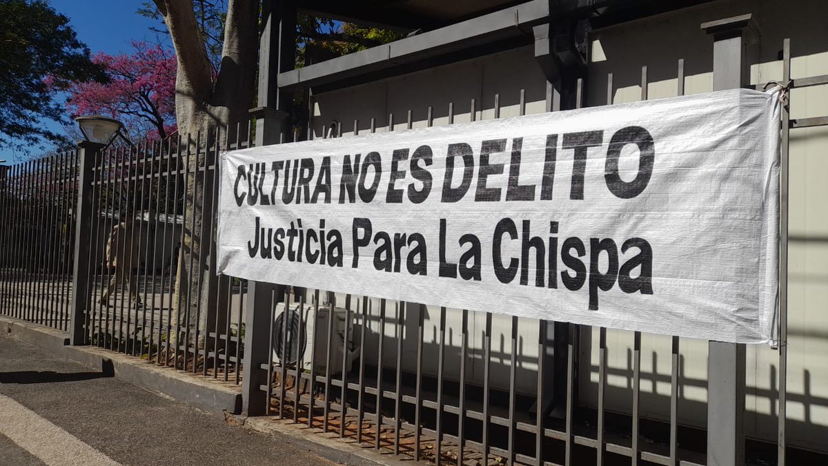 esperanza_py's tweet photo. En el Paraguay donde lavadores de dinero, narcopolíticos, mafiosos y corruptos varios ocupan cargos y se pasean como grandes señores, la "justicia" condena a prisión a los responsables de La Chispa.

Una infame persecución iniciada por la gestión fraudulenta y coimera de Nenecho, y consumada por un sistema judicial podrido. Atacan la cultura y lo público para demostrar su poder y proteger sus negocios. 

Toda mi solidaridad con La Chispa y con quienes, día a día, trabajan en la creación y gestión de propuestas culturales.