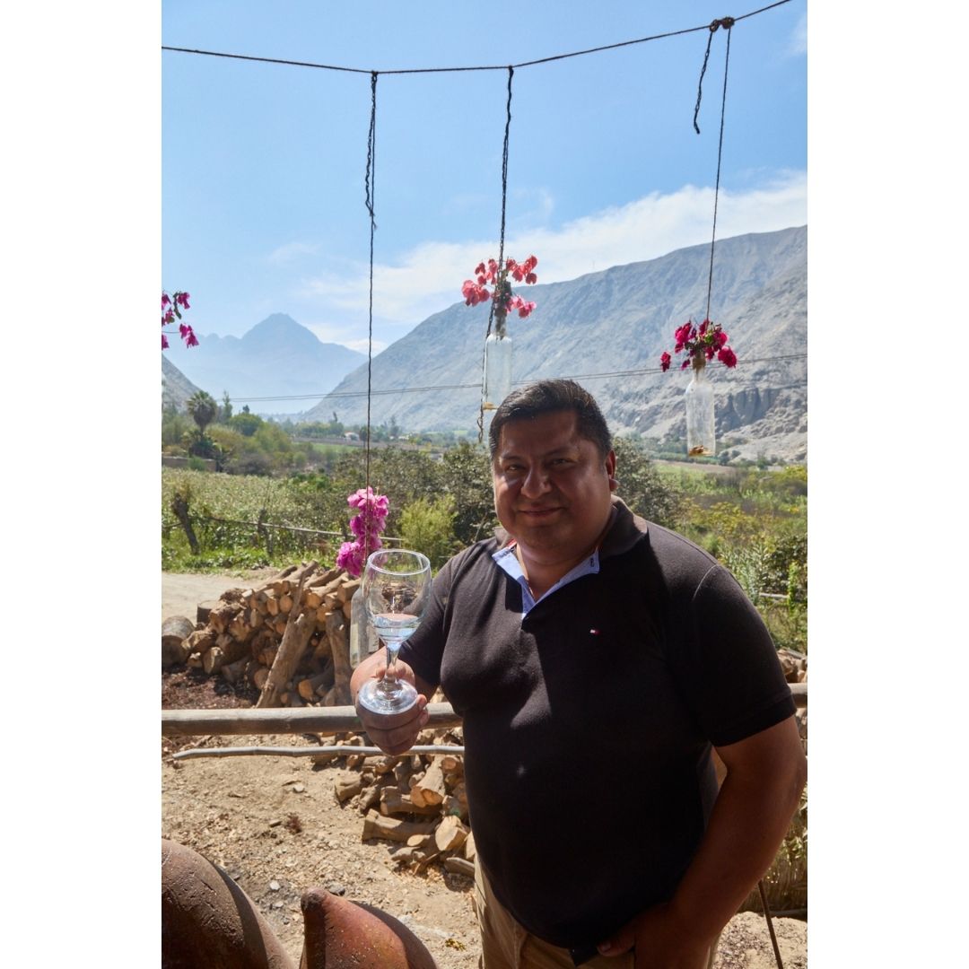 maxclauxfoodpic's tweet photo. El pisco de Lunahuaná: un viaje desde la uva uvina hasta el vaso. 🍇🇵🇪

Esfuerzo, tradición y pasión en cada botella. Desde el cuidado de los viñedos hasta la maduración en barricas, un licor con el alma del valle.

¡Salud por el pisco peruano! 🥂 https://t.co/5Fwy8U4Ri9