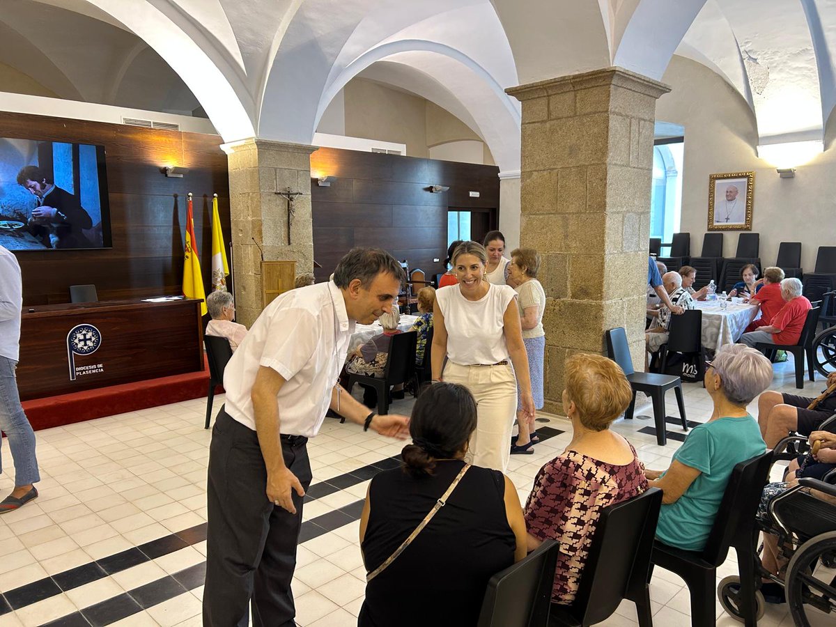 Diócesis Plasencia (@diocesisplasen) on Twitter photo En las imágenes, está tarde, nuestro prelado con la Presidenta de la Junta de Extremadura, <a href="/MGuardiolaM/">María Guardiola</a>, acompañando a los damnificados por incendios en distintas localidades alojados en el Seminario de Plasencia.
#ifjarilla En las imágenes, está tarde, nuestro prelado con la Presidenta de la Junta de Extremadura, <a href="/MGuardiolaM/">María Guardiola</a>, acompañando a los damnificados por incendios en distintas localidades alojados en el Seminario de Plasencia.
#ifjarilla