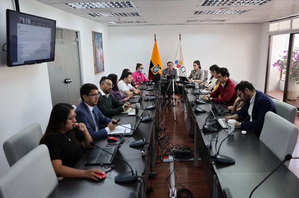 CES (@ces_ec) on Twitter photo ↪️ | Fidel Márquez, consejero académico, preside la Trigésima SO de la CPICS. Asisten Ivonne Cahuasquí de <a href="/EduSuperiorEc/">Senescyt</a>, y Xavier Salgado de <a href="/Educacion_Ec/">Ministerio de Educación del Ecuador</a>. Se conocieron informes para aprobación de carreras y ajustes curriculares de carreras de tercer nivel tecnológico superior. ↪️ | Fidel Márquez, consejero académico, preside la Trigésima SO de la CPICS. Asisten Ivonne Cahuasquí de <a href="/EduSuperiorEc/">Senescyt</a>, y Xavier Salgado de <a href="/Educacion_Ec/">Ministerio de Educación del Ecuador</a>. Se conocieron informes para aprobación de carreras y ajustes curriculares de carreras de tercer nivel tecnológico superior.