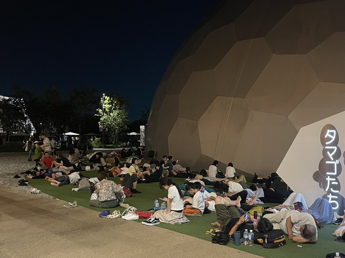 オールナイト万博。
人工芝沿いに靴を脱いで揃えてるw