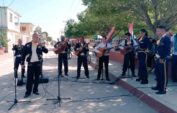 GranmaCultura's tweet photo. #CulturaGranma 
Desde #CulturaNiquero también se rindió homenaje al 99 aniversario del natalicio de #FidelPorSiempre. https://t.co/vTgKTouVxV