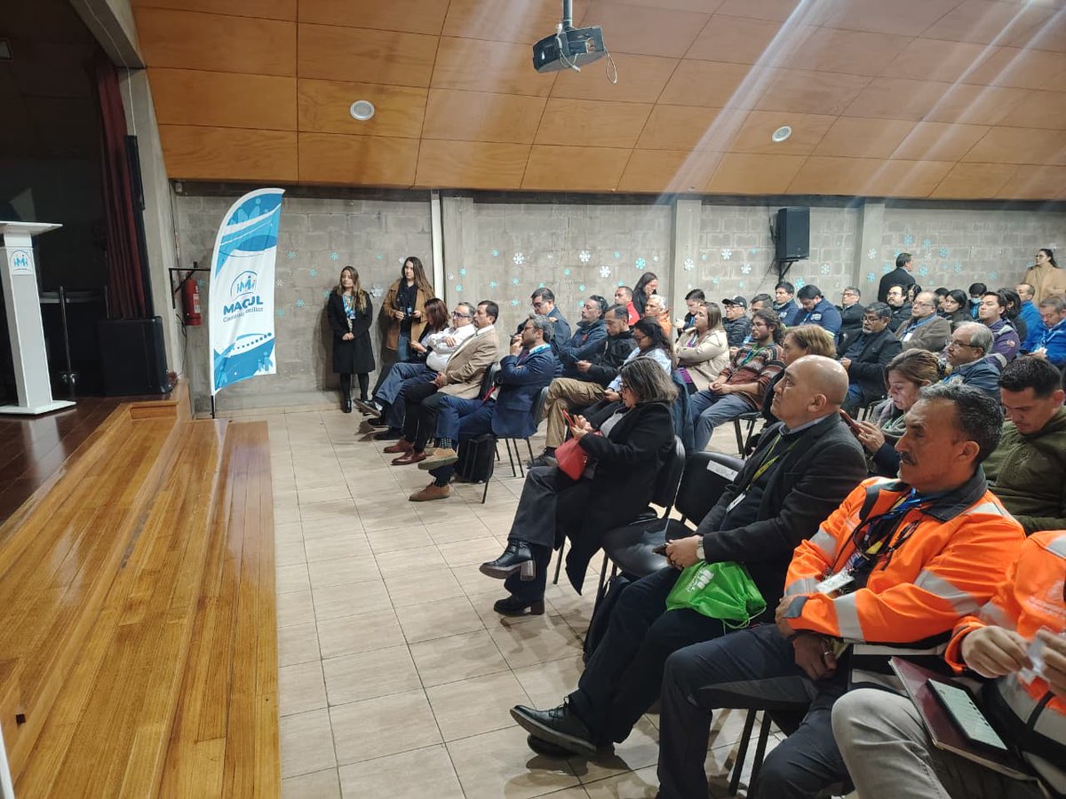 Senapred's tweet photo. #SenapredRM realizó encuentro de Directores y Directoras Comunales de Gestión del Riesgo de Desastres, con la participación de 40 equipos #GRD de la región, además de la @DPPMelipilla, @DPPCordillera y @Talagante. En la instancia se presentó el estado de avance de los instrumentos de gestión de la #RM, así como también, se realizó la presentación de las Buenas Prácticas #GRD, destacándo 15 iniciativas, ganando la M. de #Santiago, con la Gestión del Riesgo de Incendios en viviendas emplazadas en cites y en zonas de conservación histórica; seguido por el Plan Comunitario de Emergencia de la M. de #Pudahuel; y por el Plan de Invierno: mantención y limpieza de sistema de aguas lluvias, de la M. de #Cerrillos.