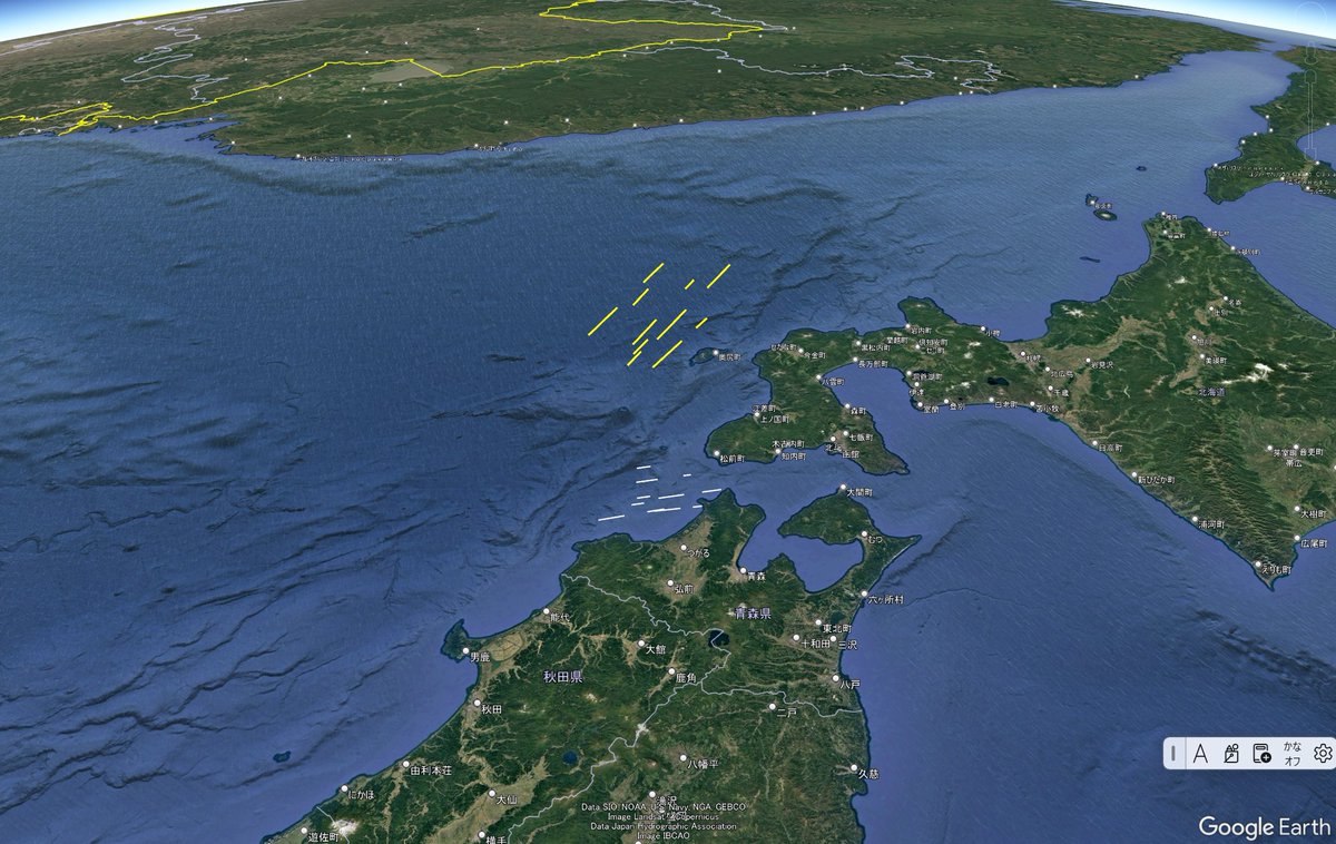 私も<a href="/simao3/">simao</a>さんと<a href="/_Milkyway_Ginga/">ロマントピア天文台「銀河」</a>さんの動画から軌道を解析してみました。黄線が流星の光った経路で、それを地上に投影した線を白線で示しています。青森県西方沖を流れ、ペルセウス座流星群の流星クラスターでした。