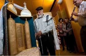 بما اني احب العراق أرض حضارات سومر و أكّد و بابل وآشور …

قريت خبر زعلني بعدما كان يتداول كشائعة ..

أقدم مخطوطة نادرة للتوراة في العالم كانت في العراق والان بشكل رسمي تم الإعلان أنها في متحف تل أبيب ! 
—-
كيف وصلتهم ؟؟