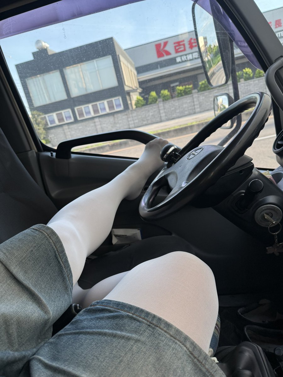 只要沒下雨就一定穿白褲襪。