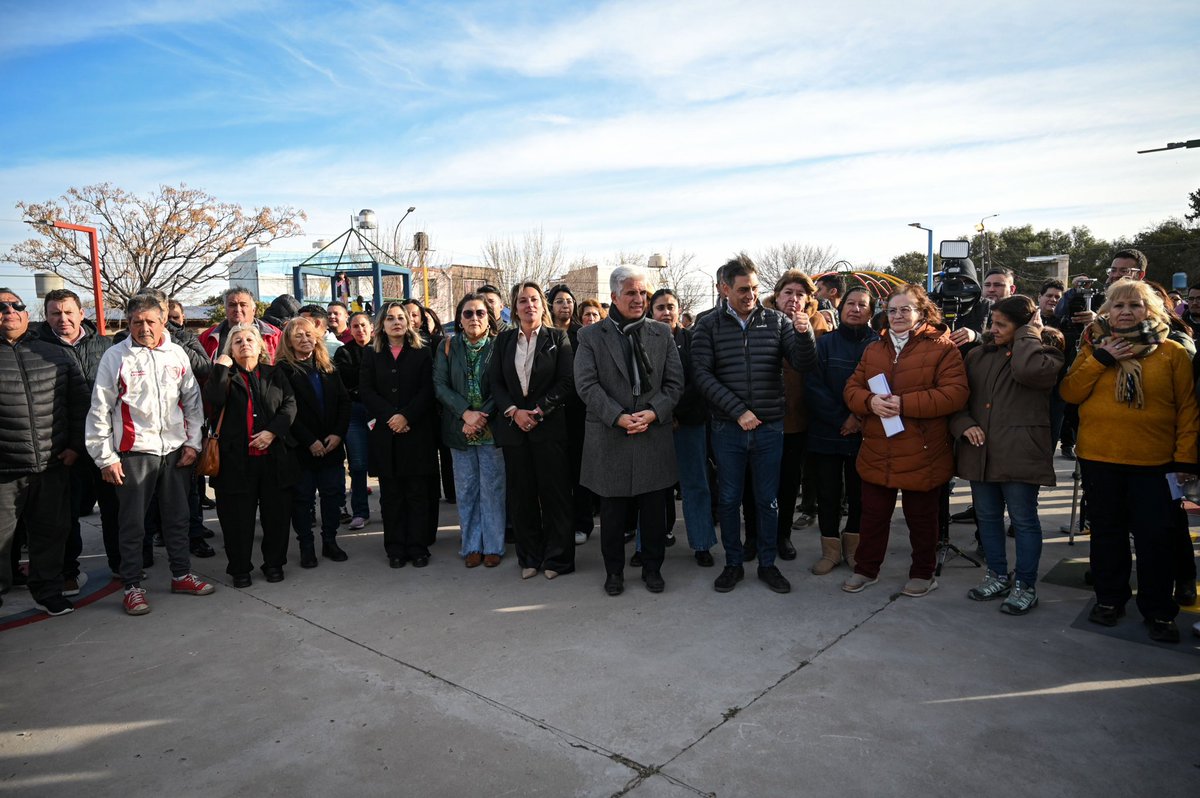 Acompañé al Intendente <a href="/gastonhissa/">Gaston</a> en la inauguración de la puesta en valor de la plaza del Barrio Jardin del Sur de la CIUDAD DE SAN LUIS. Recuperando espacios públicos para la familia 👏👏. Gracias vecinos por el cariño de siempre !!.