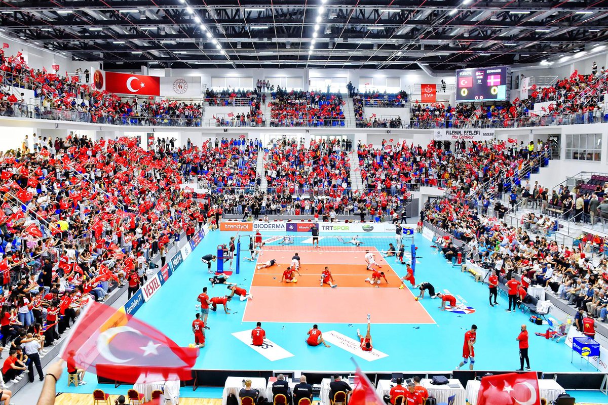 Vali Yardımcımız Sn.Talat TABUR, İl Emniyet Müdürümüz Sn.Arif ÇANKAL ile eşi Sn.Feray ÇANKAL hanımefendi ve İl Protokolü; 
Milli Takımımız ve Danimarka arasında düzenlenen müsabakaya katıldı.
🇹🇷Müsabakada zafer elde eden Filenin Efelerini kutluyoruz.🇹🇷