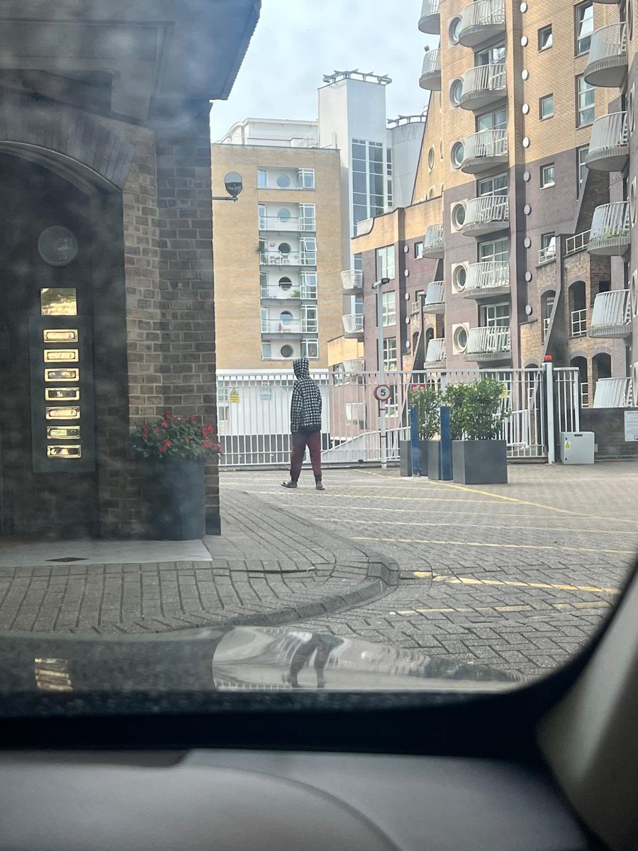 I’ve been sent this photo from a local resident in the Canary Wharf area, of a man seemingly wearing the same clothes as the alleged home invader near the Britannia Hotel today.

The local told me they reported another attempted home invasion this morning to the police