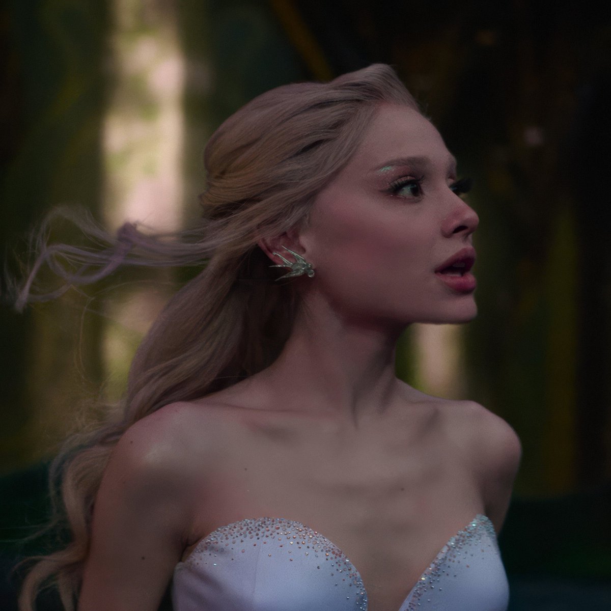ArianaNationag's tweet photo. No puedo esperar 100 días para ver esta escena de Ariana Grande  💔Sé que va doler pero toda cambiaremos para bien 🫶👏💚🩷
Wicked: For good está por venir !!! https://t.co/v6vZZ5OfKi
