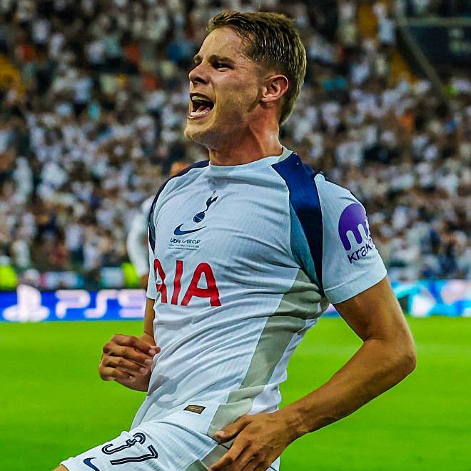 eurofootcom's tweet photo. Europa League final: Micky van de Ven produces heroic goal line clearance 

UEFA Super Cup final: Micky van de Ven puts Tottenham 1-0 up vs PSG 

Absolutely crucial. 🇳🇱👏 https://t.co/68ATvc7w7x
