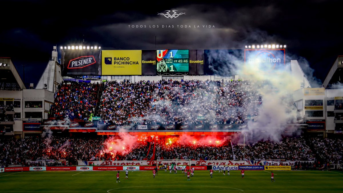 albo75's tweet photo. Lo que se vivió aquella noche de diciembre…. En la General Norte del estadio #RodrigoPazDelgado.

#LDU 
#FotoDelRecuerdoLDU https://t.co/e0YMlkzCUc