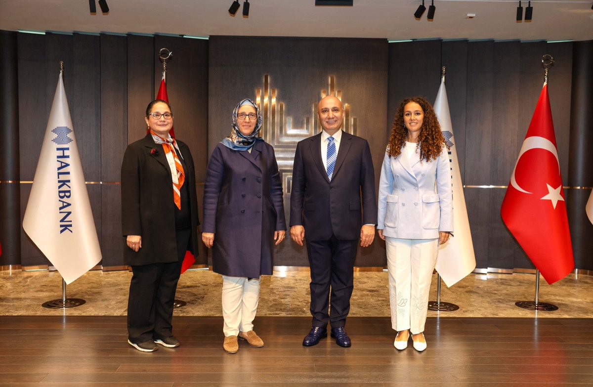 Halkbank Genel Müdürümüz Sayın Osman Arslan’ı ziyaret ettik.

“Güçlü Kadın, Güçlü Toplum” anlayışıyla yürüdüğümüz bu yolda, nazik ev sahipliği ve samimi sohbetleri için kendilerine teşekkür ediyoruz.

#KadınGücü #Halkbank #KadınKolları #AileYılı #GirişimciKadınlar