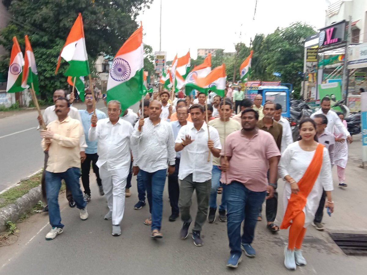 umisha_vasava's tweet photo. #તિરંગા_યાત્રા 🇮🇳🇮🇳

આજરોજ સયાજીગંજ વિધાનસભા ના લોકલાડીલા ધારાસભ્ય #શ્રી_કેયુરભાઈ_રોકડીયા  અને પૂર્વ ધારાસભ્ય #શ્રી_જીતેન્દ્રભાઈ_સુખડીયાજી ની વિશેષ ઉપસ્થિતમાં #વોર્ડ_09  ભાજપ પરિવાર દ્વારા તિરંગા🇮🇳 યાત્રા નું આયોજન કરવામાં આવ્યું. જેમાં #વોર્ડ_09 ના કોર્પોરેટરશ્રીઓ, સંગઠન ની ટીમ https://t.co/xrDWNfeRkS