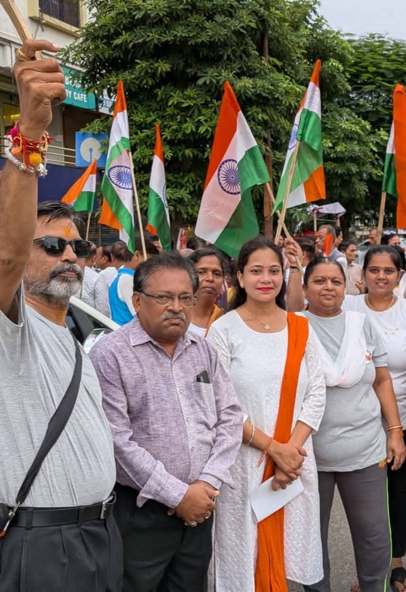 umisha_vasava's tweet photo. #તિરંગા_યાત્રા 🇮🇳🇮🇳

આજરોજ સયાજીગંજ વિધાનસભા ના લોકલાડીલા ધારાસભ્ય #શ્રી_કેયુરભાઈ_રોકડીયા  અને પૂર્વ ધારાસભ્ય #શ્રી_જીતેન્દ્રભાઈ_સુખડીયાજી ની વિશેષ ઉપસ્થિતમાં #વોર્ડ_09  ભાજપ પરિવાર દ્વારા તિરંગા🇮🇳 યાત્રા નું આયોજન કરવામાં આવ્યું. જેમાં #વોર્ડ_09 ના કોર્પોરેટરશ્રીઓ, સંગઠન ની ટીમ https://t.co/xrDWNfeRkS