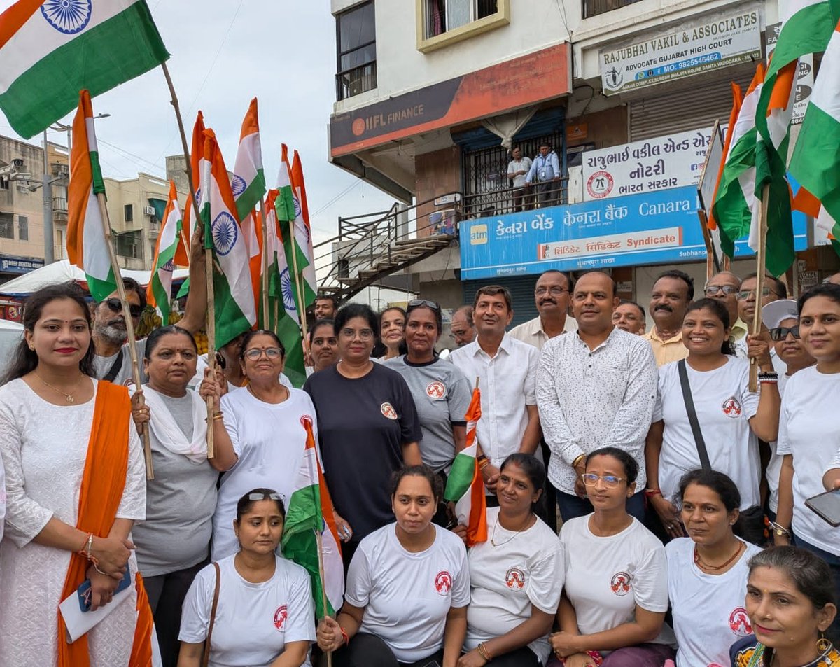 umisha_vasava's tweet photo. #તિરંગા_યાત્રા 🇮🇳🇮🇳

આજરોજ સયાજીગંજ વિધાનસભા ના લોકલાડીલા ધારાસભ્ય #શ્રી_કેયુરભાઈ_રોકડીયા  અને પૂર્વ ધારાસભ્ય #શ્રી_જીતેન્દ્રભાઈ_સુખડીયાજી ની વિશેષ ઉપસ્થિતમાં #વોર્ડ_09  ભાજપ પરિવાર દ્વારા તિરંગા🇮🇳 યાત્રા નું આયોજન કરવામાં આવ્યું. જેમાં #વોર્ડ_09 ના કોર્પોરેટરશ્રીઓ, સંગઠન ની ટીમ https://t.co/xrDWNfeRkS