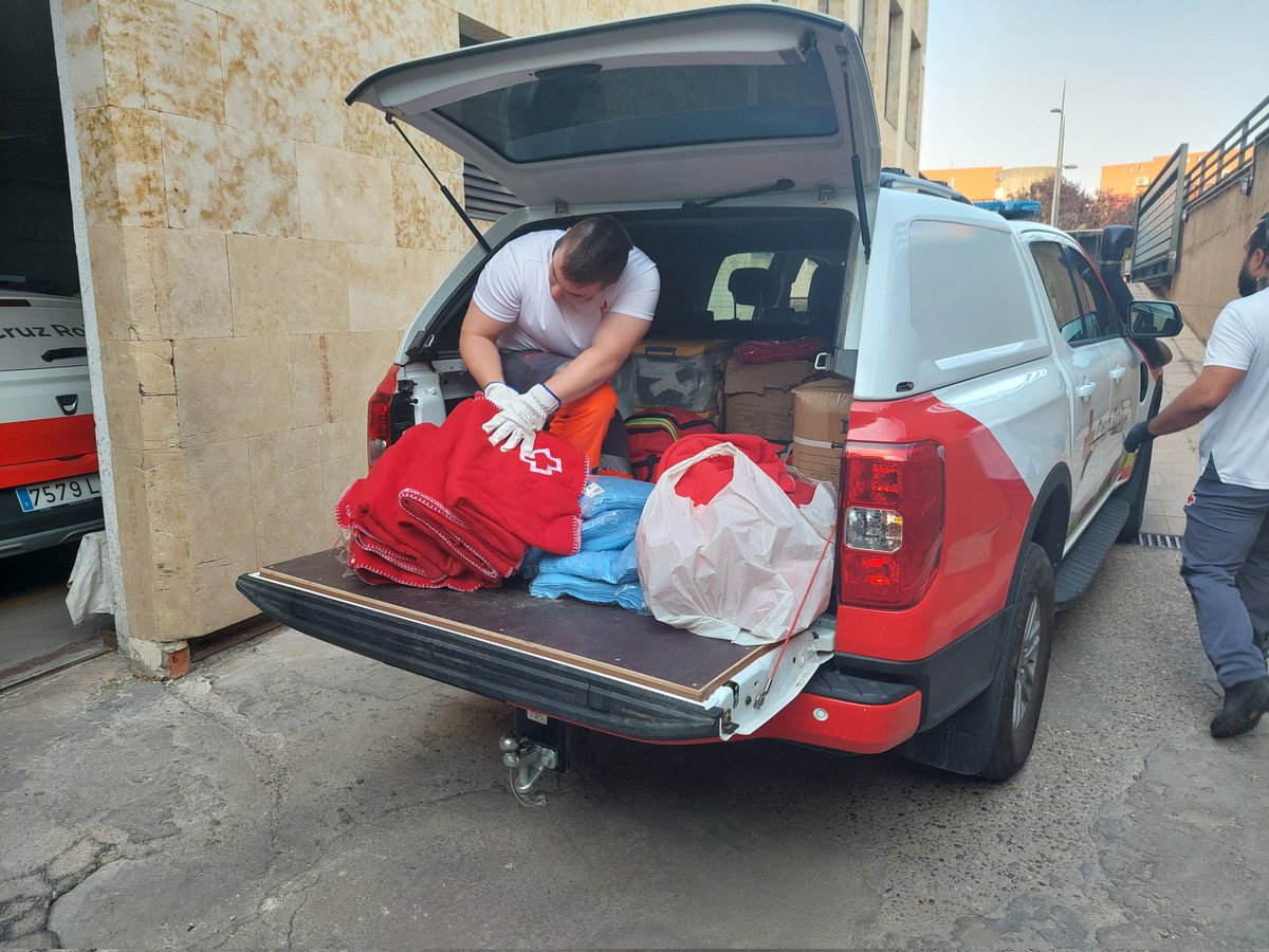 CruzRojaSalaman's tweet photo. Ante la grave emergencia declarada por los incendios forestales en Zamora y León y a petición de las autoridades, activamos un equipo que ya ha salido hacia Puebla de Sanabria (Zamora) para preparar un nuevo albergue provisional, y dar acogida y apoyo a personas desalojadas. https://t.co/oJyeAhP3VK