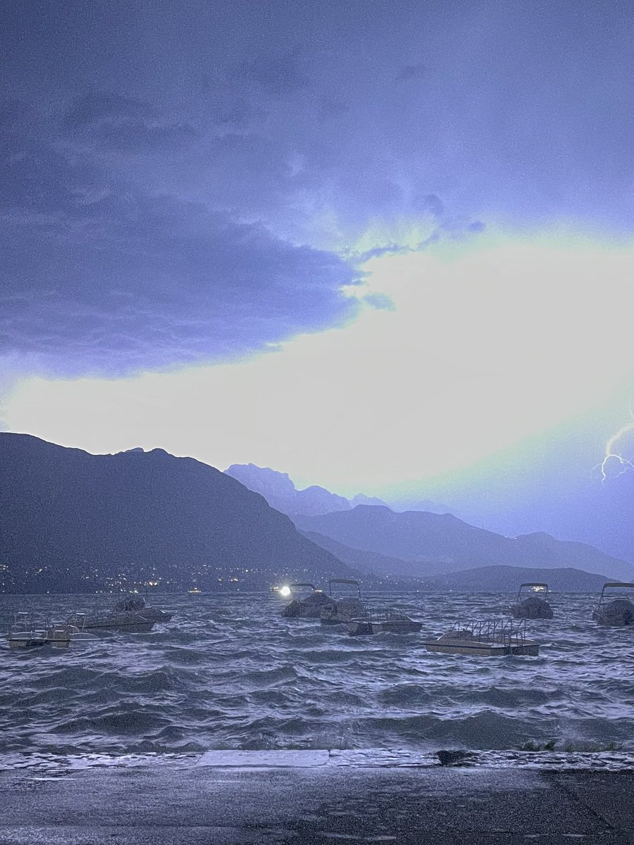 AurelienSOUSTRE's tweet photo. #Annecy. Avis de tempête. https://t.co/pxdwPKNmEV