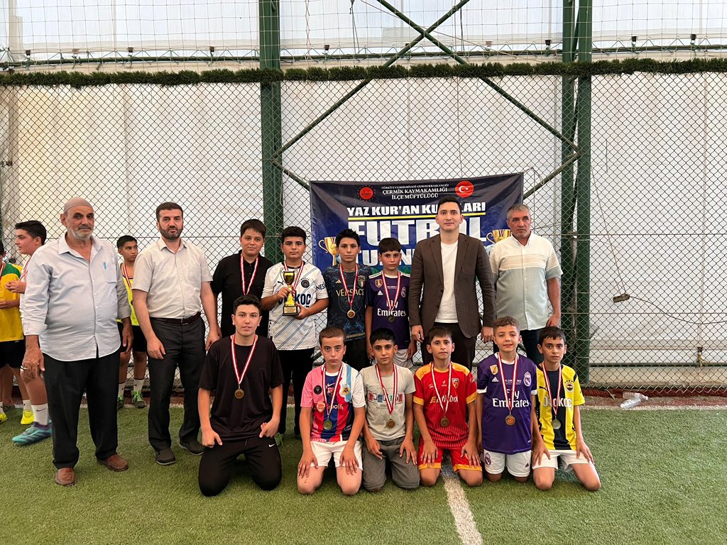Kaymakamımız Sn.Adem KARATAŞ,
Çermik İlçe Müftülüğümüzce Yaz Kur’an Kursu öğrencilerimize yönelik düzenlenen futbol turnuvasına katılım sağlayarak dereceye giren öğrencilerimize kupa, madalya ve hediye takdim etti.