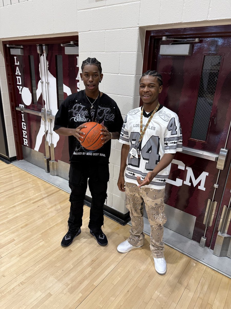 Consolboyshoops's tweet image. #FirstDayFits #TOP #InItToWinIt