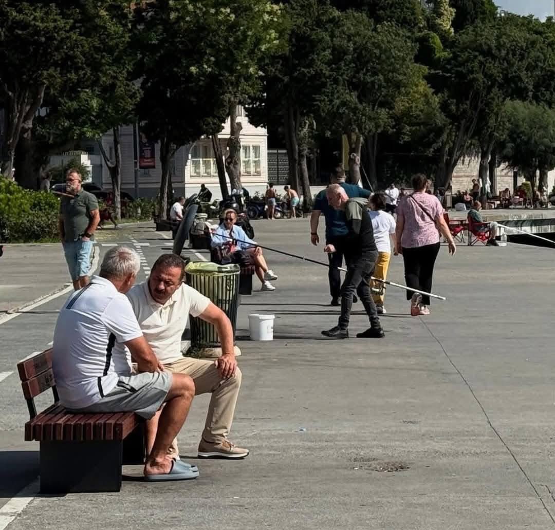 Yavuz Ağıralioğlu, tek başına sahilde bir vatandaşla sohbet ederken kameralara yansıdı.

Sahil kenarındaki vatandaşlarla samimi bir şekilde sohbet eden Ağıralioğlu’nun yanında parti görevlisi ya da koruma bulunmaması, halk tarafından takdir topladı.