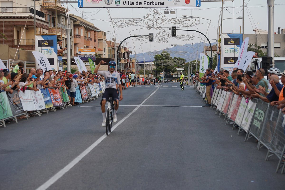 Juan Diego Cano vence el Gran Premio Villa de Fortuna 🏆

🚴‍♂️ El ciclista de Valverde Team consiguió la victoria tras una gran cabalgada en solitario 

Imágenes 📸 photos.app.goo.gl/RVfa7VsxJf8txg…

#Murciaciclismo #CiclismoRegiondeMurcia